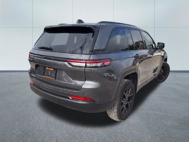 Used 2025 Jeep Grand Cherokee Altitude AWD/4WD image 4