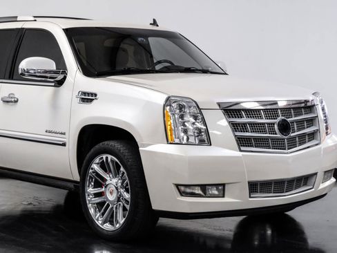 Used 2013 Cadillac Escalade Platinum RWD image 7