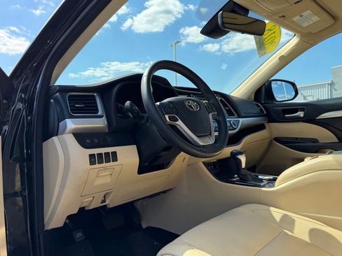 Used 2018 Toyota Highlander XLE AWD/4WD image 11