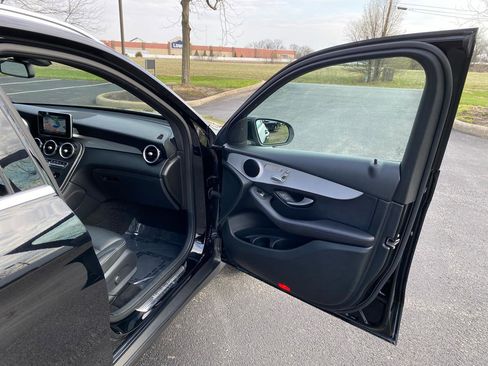 Used 2019 Mercedes-Benz GLC 300 4MATIC w/ Premium Package image 14