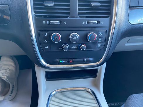 Used 2012 Dodge Grand Caravan SXT FWD image 24