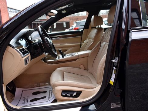 Used 2019 BMW 750i 750i Sedan w/ Executive Package image 12