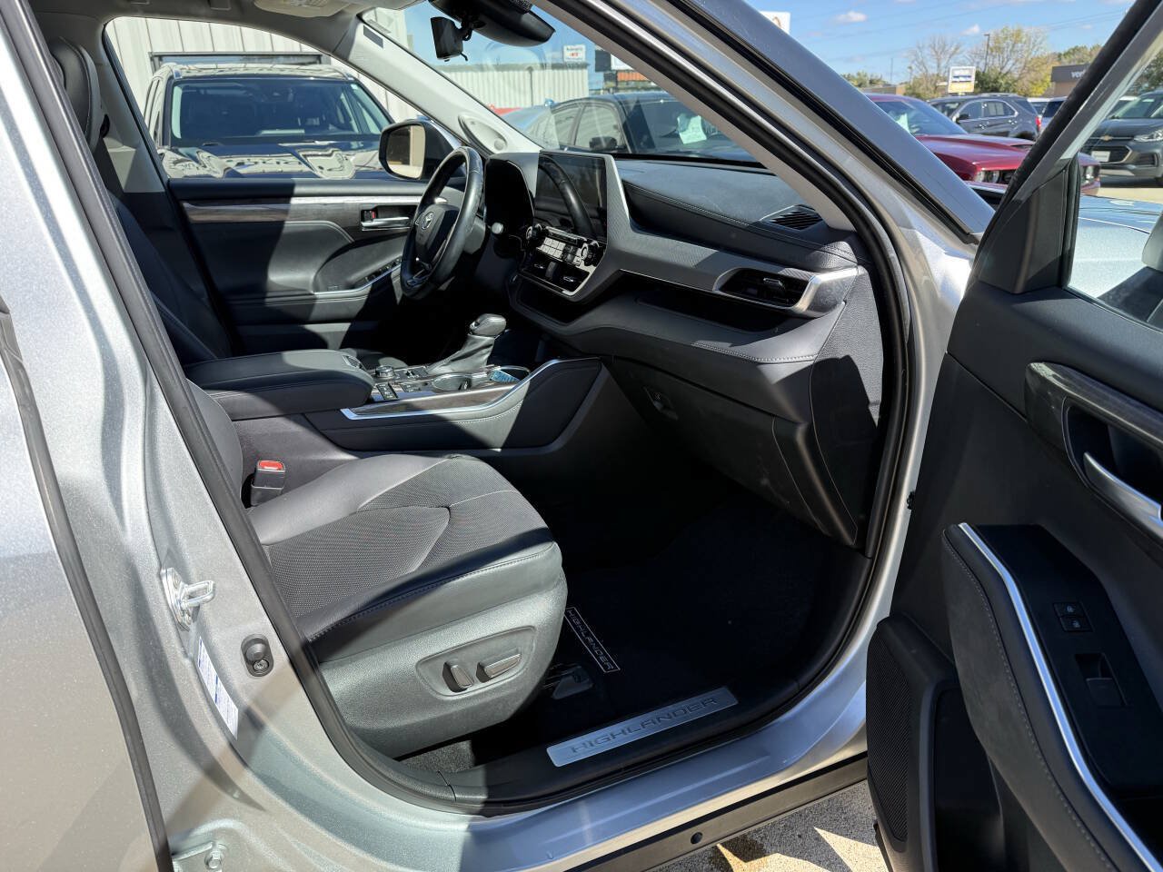 Used 2021 Toyota Highlander Limited AWD/4WD image 12