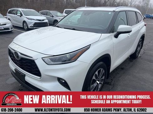 Certified 2021 Toyota Highlander XLE image 1