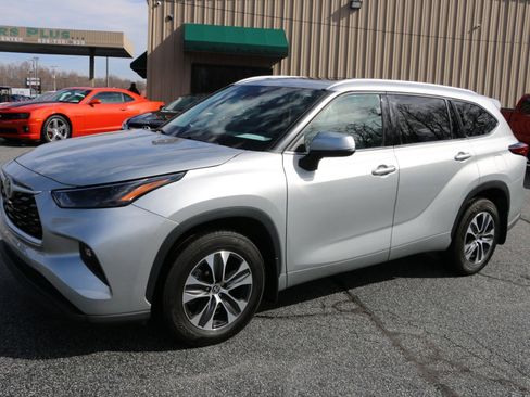 Used 2022 Toyota Highlander XLE image 1