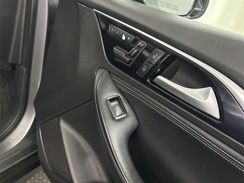 Used 2017 INFINITI QX30 Premium w/ Navigation Package image 35