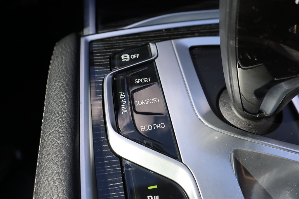 Used 2019 BMW 740i w/ Executive Package RWD image 25