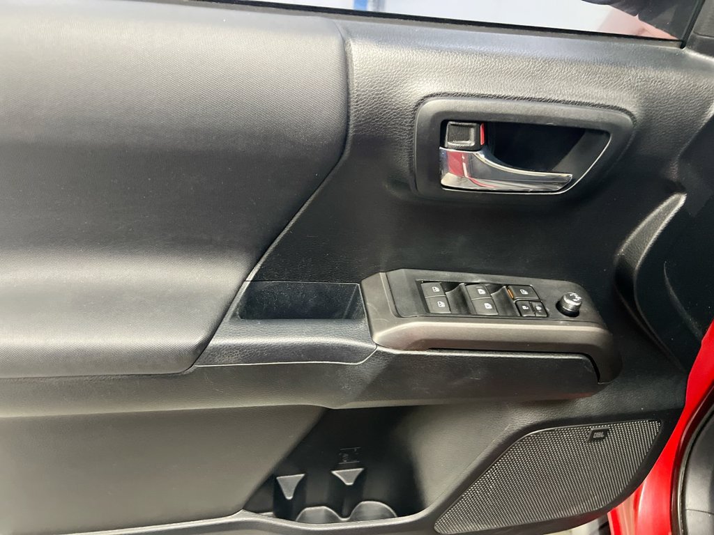 Used 2017 Toyota Tacoma TRD Sport AWD/4WD image 22