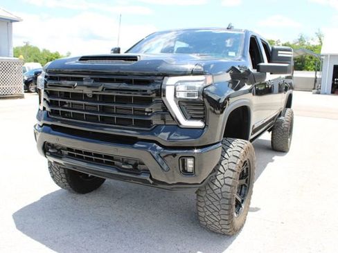 Used 2024 Chevrolet Silverado 2500 High Country w/ High Country Premium Package AWD/4WD image 3