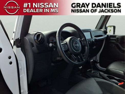 Used 2017 Jeep Wrangler Unlimited Sahara AWD/4WD image 11