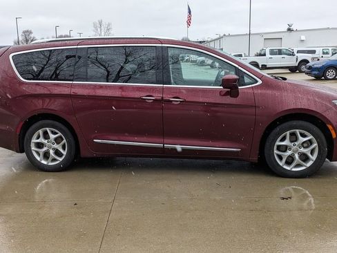 Used 2018 Chrysler Pacifica Touring-L w/ Tire & Wheel Group image 2