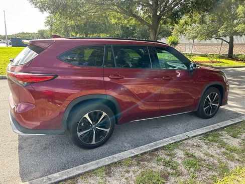 Used 2022 Toyota Highlander XSE FWD image 6