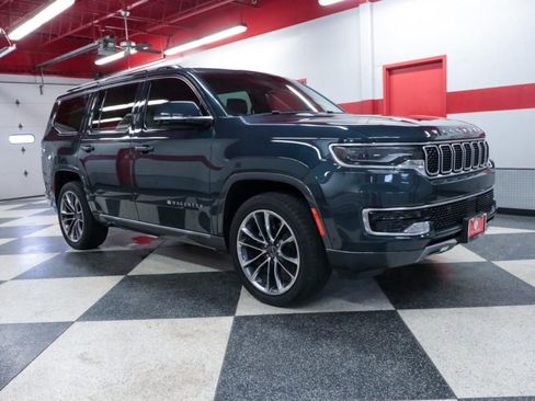 Used 2022 Jeep Wagoneer Series III w/ Premium Group I AWD/4WD image 2