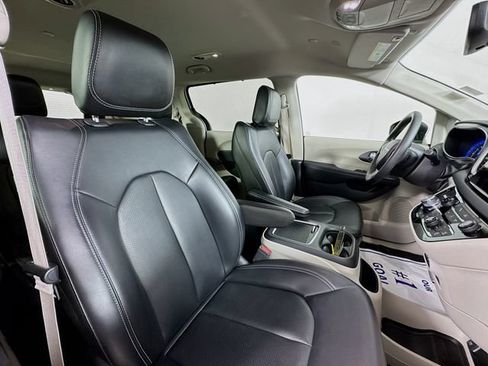 Used 2023 Chrysler Pacifica Touring-L FWD image 28