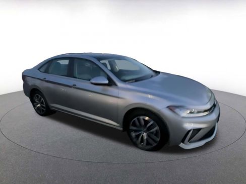 Used 2025 Volkswagen Jetta SE image 2