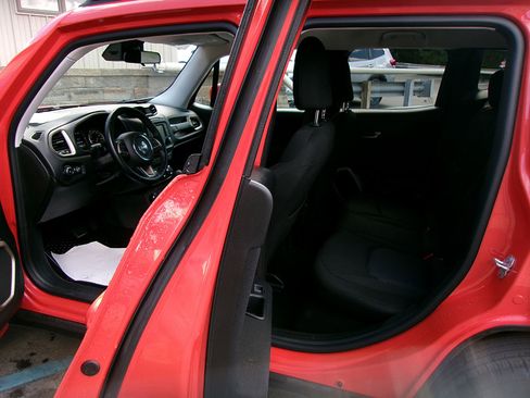 Used 2017 Jeep Renegade Latitude w/ Cold Weather Group image 12