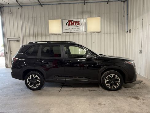 Used 2025 Subaru Forester Premium AWD/4WD image 2