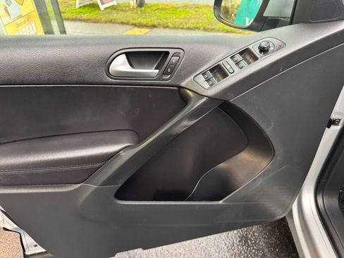 Used 2017 Volkswagen Tiguan S image 19