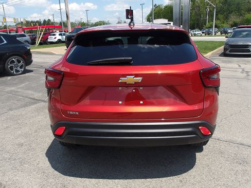 Used 2024 Chevrolet Trax LS w/ LS Convenience Package FWD image 6