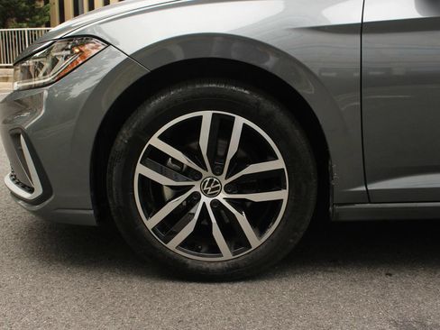Used 2025 Volkswagen Jetta SE FWD image 11