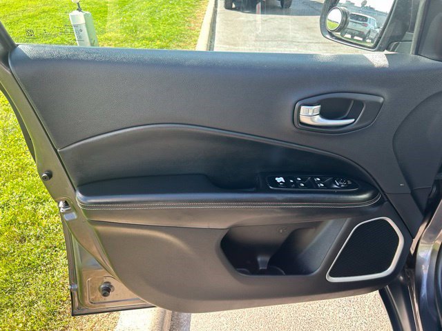Used 2018 Jeep Compass Latitude FWD image 11