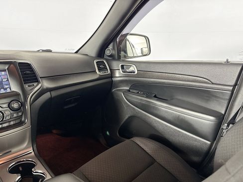 Used 2018 Jeep Grand Cherokee Laredo image 27