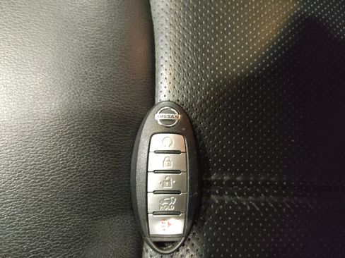 Used 2019 Nissan Pathfinder Platinum image 32