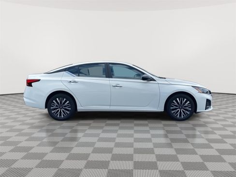Used 2025 Nissan Altima 2.5 SV AWD/4WD image 4