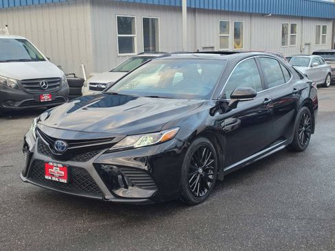 Used 2018 Toyota Camry SE FWD image 2