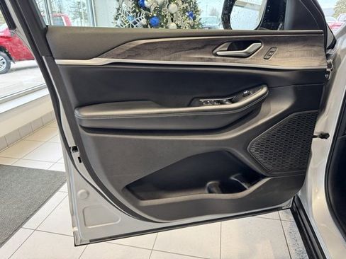 Used 2023 Jeep Grand Cherokee Limited image 7