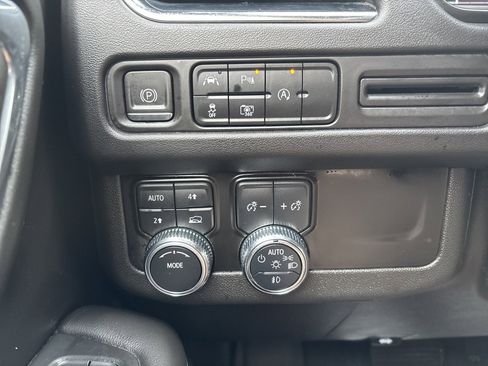 Used 2023 GMC Yukon SLT w/ SLT Premium Package image 23