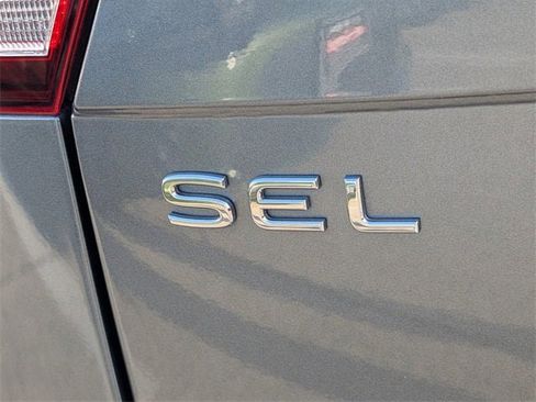 Used 2022 Volkswagen Tiguan SEL R-Line image 8