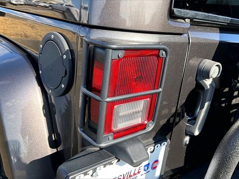 Used 2017 Jeep Wrangler Unlimited Sahara image 25