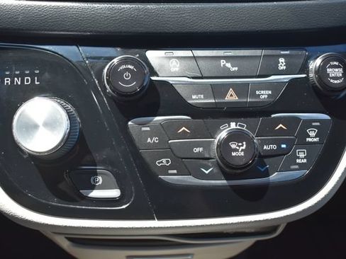 Used 2020 Chrysler Pacifica Touring-L FWD image 28