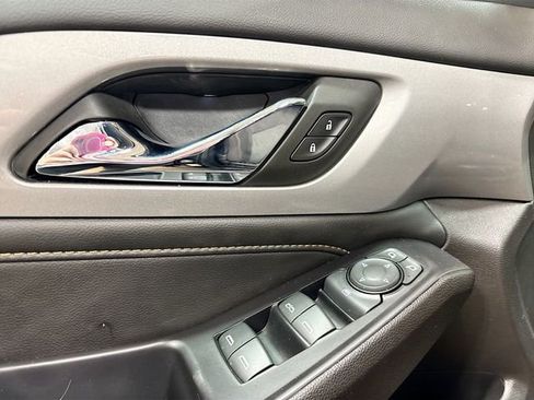 Used 2021 Chevrolet Traverse LT FWD image 19