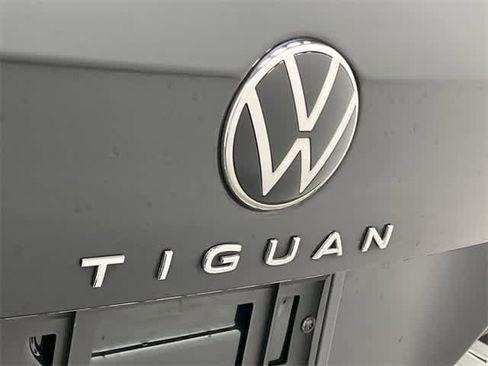 Certified 2022 Volkswagen Tiguan SE R-Line image 27