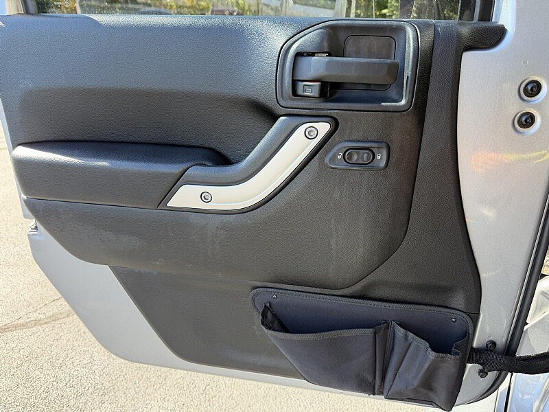 Used 2015 Jeep Wrangler Unlimited Rubicon w/ Connectivity Group AWD/4WD image 28