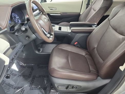 Used 2024 Toyota Sienna Platinum FWD image 19
