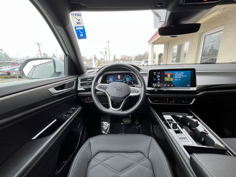 Used 2025 Volkswagen Atlas Cross Sport SE image 35