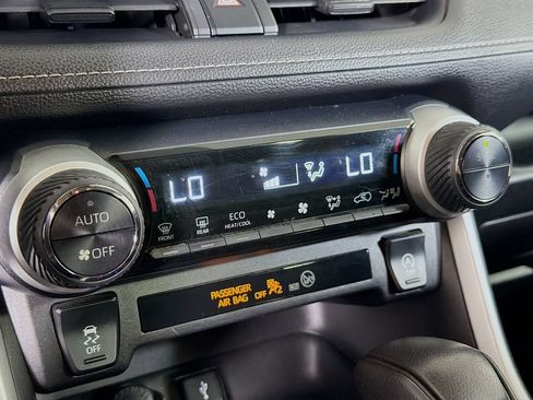Used 2021 Toyota RAV4 XLE AWD/4WD image 16
