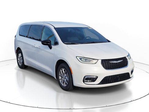 New 2026 Chrysler Pacifica Select image 2