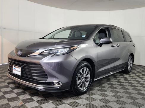 Used 2024 Toyota Sienna XLE image 3