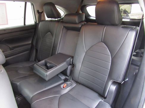 Certified 2021 Toyota Highlander XLE image 18