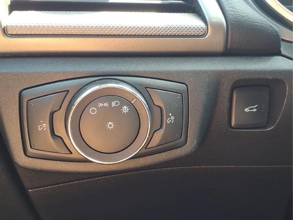 Used 2020 Ford Fusion SE AWD/4WD image 21