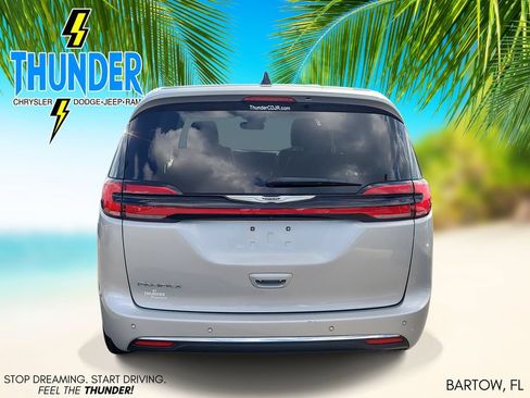 Used 2024 Chrysler Pacifica Touring-L FWD image 4