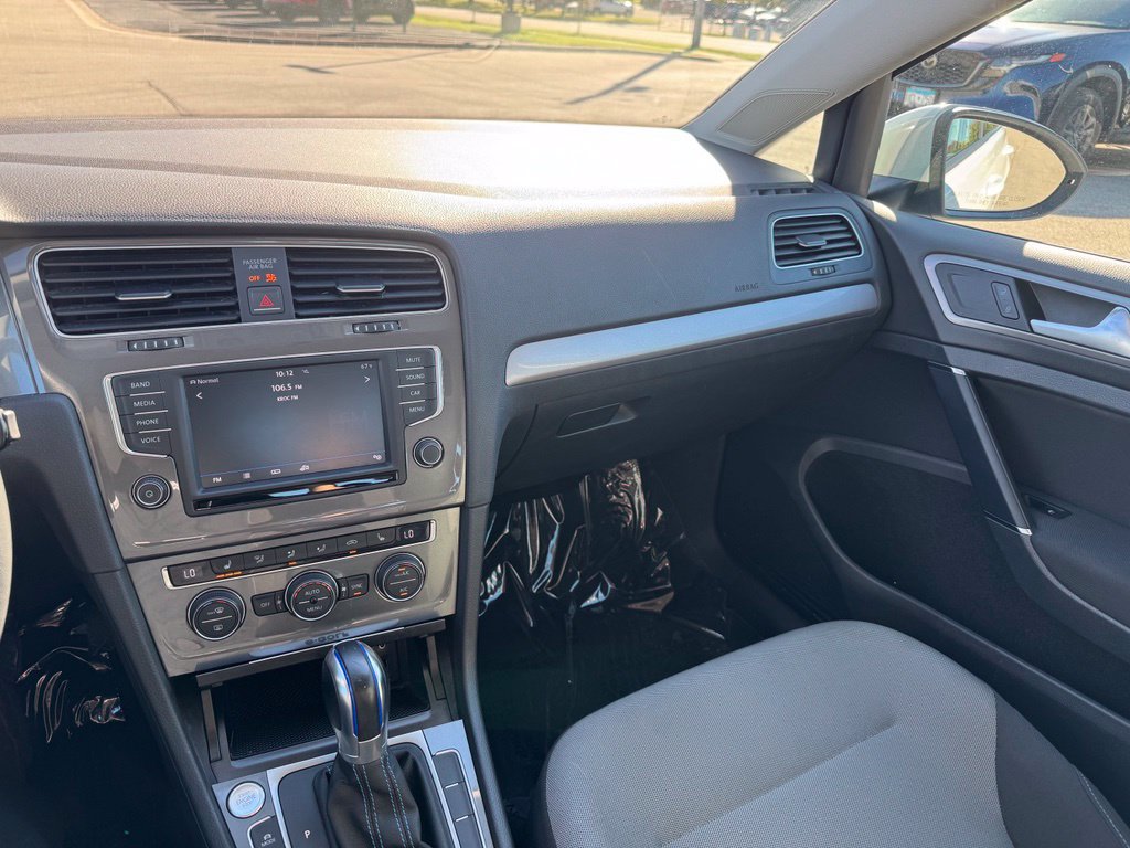 Used 2016 Volkswagen e-Golf SE w/ DC Fast Charging Package FWD image 2