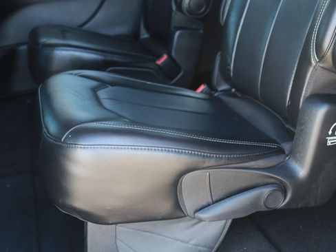 Used 2025 Chrysler Pacifica Select FWD image 13