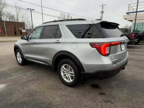 Used 2025 Ford Explorer Active AWD/4WD image 6