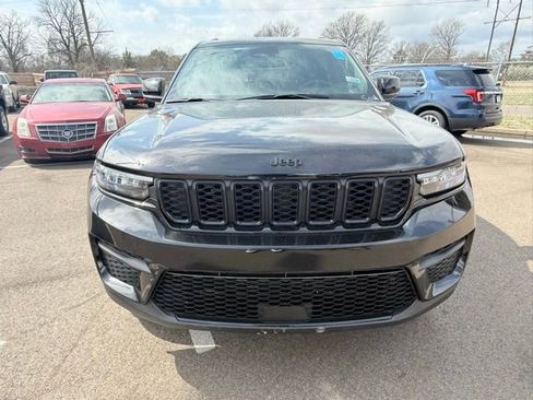 Used 2024 Jeep Grand Cherokee Altitude image 8