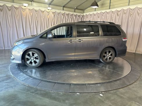 Used 2016 Toyota Sienna SE Premium FWD image 5